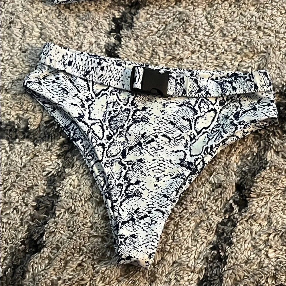 2X 🥂H P🥂 NWOT Zaful Snake Print Bikini Set - White & Blue - Picture 4 of 12